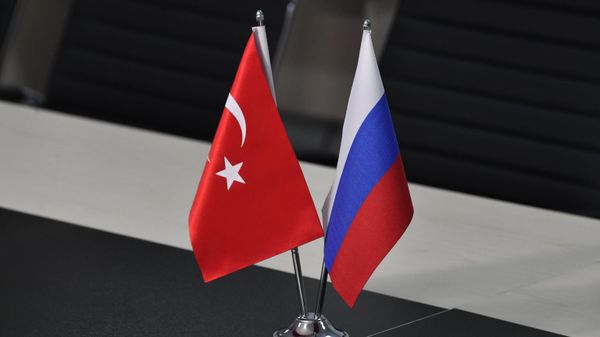 Государственные флаги России и Турции