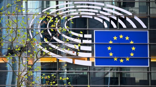 Логотип Евросоюза на здании штаб-квартиры Европейского парламента в Брюсселе