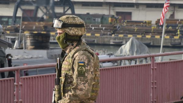 Украинский военнослужащий в порту Одессы Украинский военнослужащий в порту Одессы