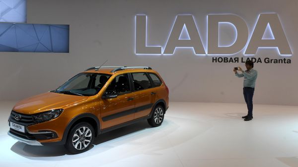 Автомобиль Lada Granta Cross на Московском международном автомобильном салоне