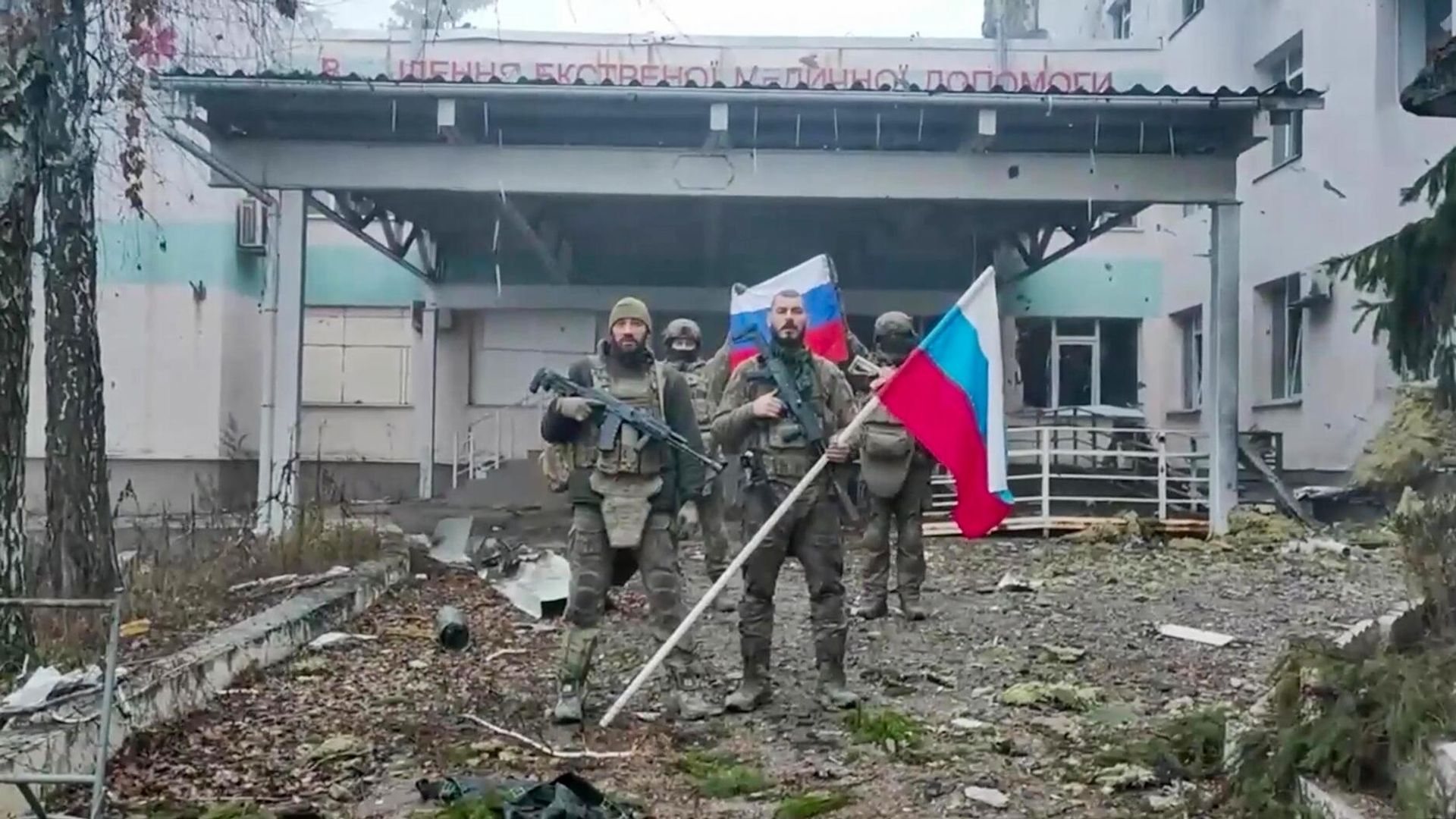 Военнослужащие ВС РФ развернули российский триколор в Купянске, территория которого перешла под полный контроль российских военных. Стоп-кадр видео - ПРАЙМ, 1920, 21.11.2025