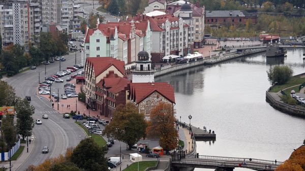 Вид на новый городской район Рыбная деревня на берегу реки Преголи в городе Калининграде