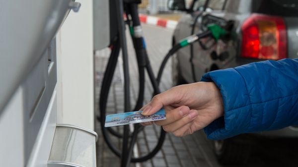 Оплата кредитной картой на автозаправочной станции в Москве