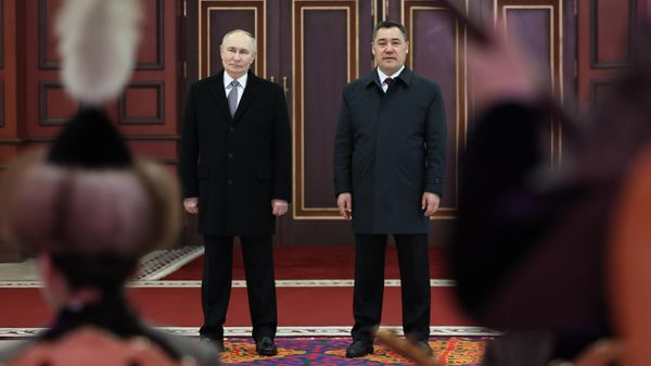 Президент РФ Владимир Путин и президент Киргизии Садыр Жапаров на церемонии встречи в аэропорту Бишкека Манас. 25 ноября 2025 Президент РФ Владимир Путин и президент Киргизии Садыр Жапаров на церемонии встречи в аэропорту Бишкека Манас. 25 ноября 2025