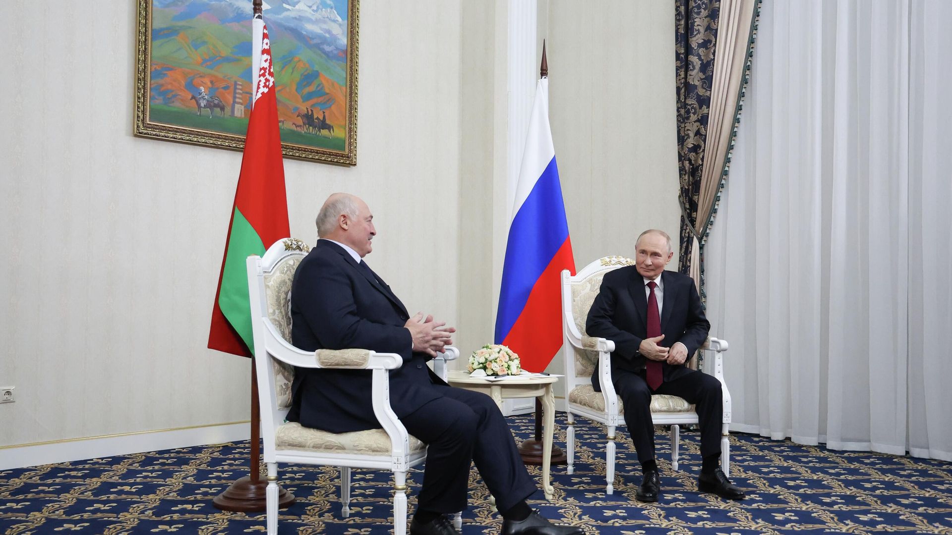 Президент России Владимир Путин и президент Белоруссии Александр Лукашенко во время встречи в Бишкеке - ПРАЙМ, 1920, 26.11.2025