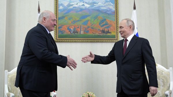 Президент России Владимир Путин и президент Белоруссии Александр Лукашенко во время встречи в Бишкеке