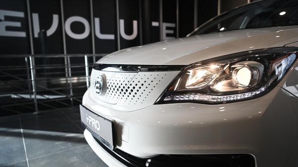 Электроседан Evolute i-Pro в дилерском центре Авилон в Москве