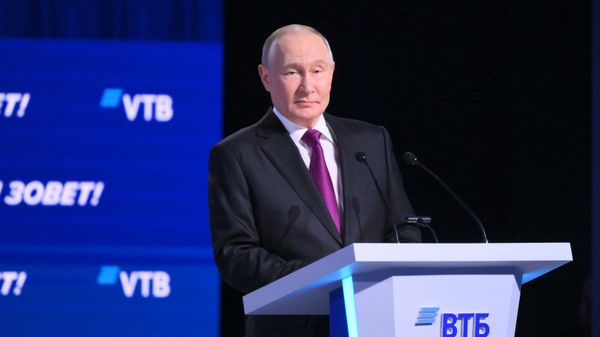 Президент РФ Владимир Путин выступает на пленарном заседании инвестиционного форума ВТБ Россия зовет!
