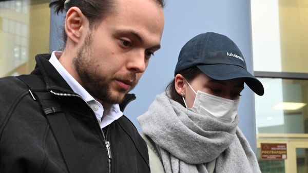 Блогер Александра Митрошина у здания суда