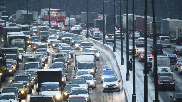 Автомобильное движение на Московской кольцевой автомобильной дороги (МКАД) Автомобильное движение на Московской кольцевой автомобильной дороги (МКАД)