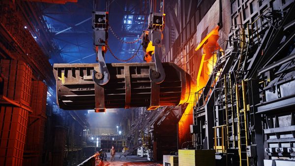 Загрузка печи в сталеплавильном цехе