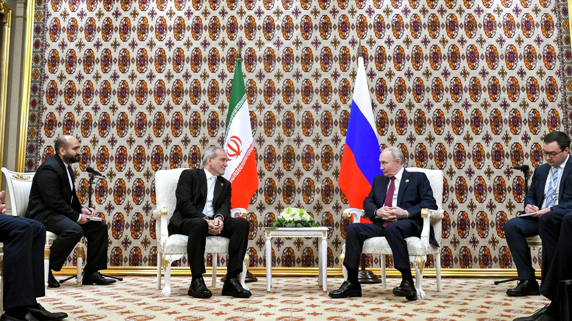 Президент РФ Владимир Путин и президент Ирана Масуд Пезешкиан во время встречи в Ашхабаде. 12 декабря 2025 - ПРАЙМ, 1920, 12.12.2025