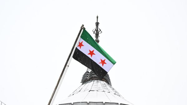 Новый флаг Сирии установили на здании посольства страны в Москве
