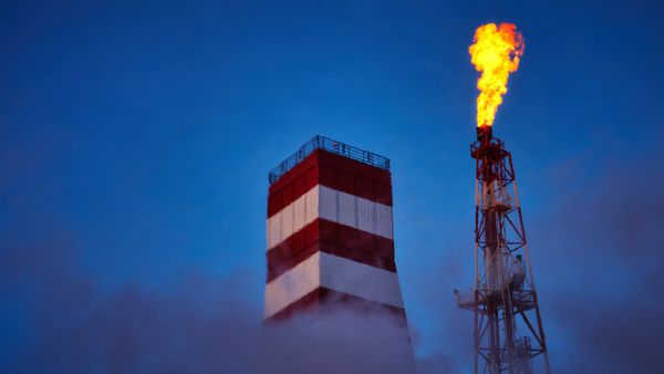 Буровая вышка и газовый факел