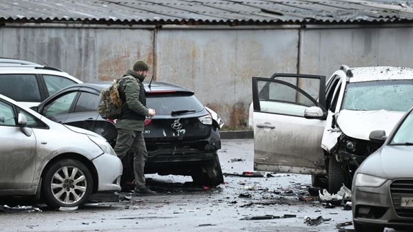 Сотрудники спецслужб работают на месте взрыва автомобиля Kia Sorento на парковке на улице Ясеневая в районе Орехово-Борисово
