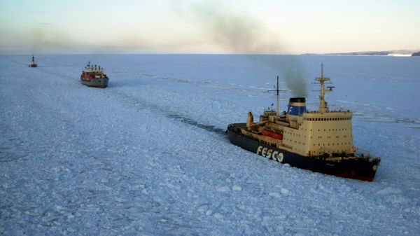 Ледокол прокладывает путь во льдах по Северному морскому пути