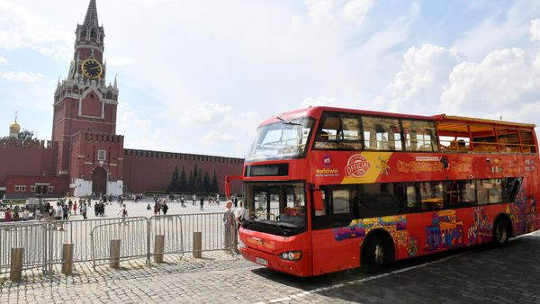 Туристический автобус на Красной площади в Москве Туристический автобус на Красной площади в Москве