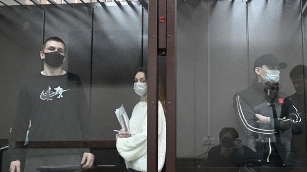 Фигурант уголовного дела о мошенничестве с квартирой певицы Ларисы Долиной Анжела Цырульникова (в центре) Фигурант уголовного дела о мошенничестве с квартирой певицы Ларисы Долиной Анжела Цырульникова (в центре)
