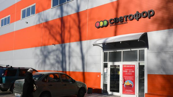 Женщина у магазина Светофор