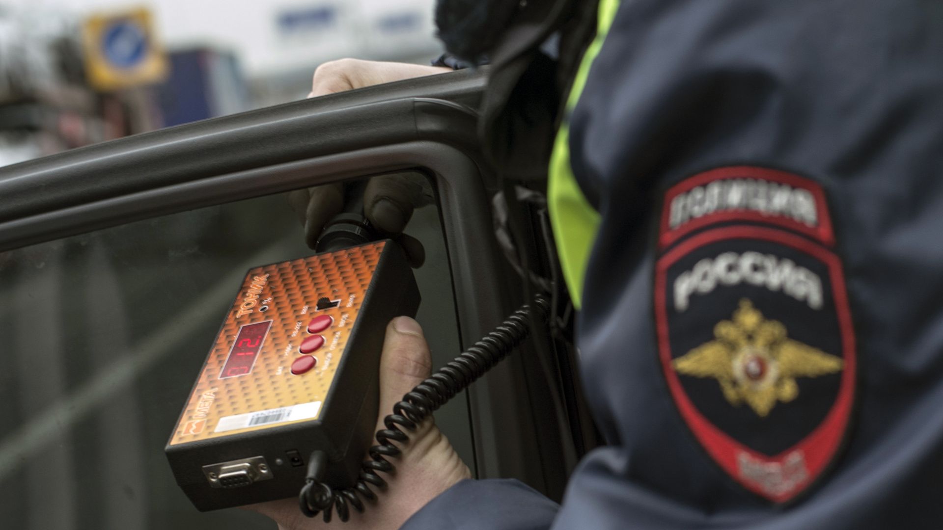 Сотрудник ГИБДД проверяет с помощью прибора тонировку стекла автомобиля в рамках рейда скрытых патрулей ДПС в Москве - ПРАЙМ, 1920, 29.12.2025