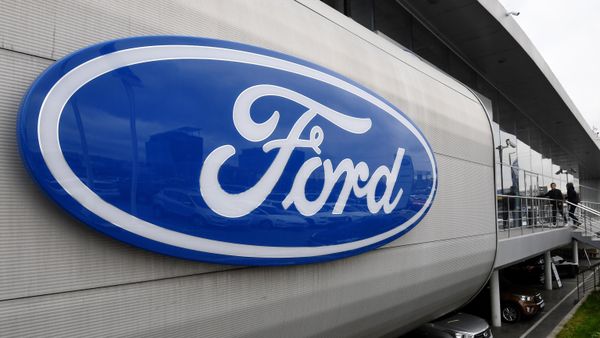 Логотип американской автомобилестроительной компании Ford в автосалоне