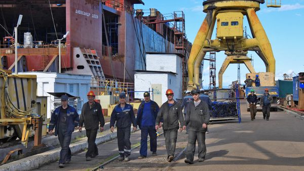 Сотрудники Амурского судостроительного завода