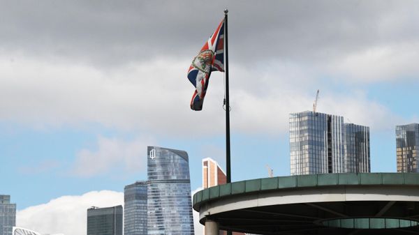 Флаг Соединенного королевства Великобритании и Северной Ирландии у здания посольства в Москве