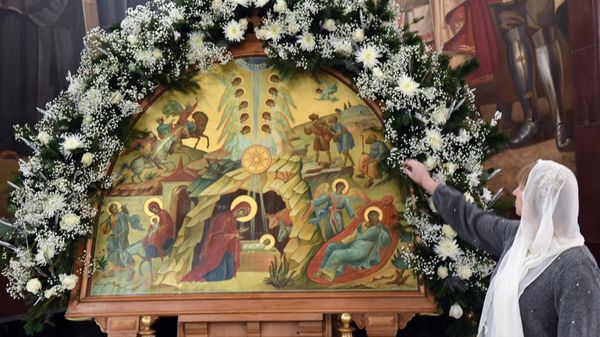 У иконы Рождество Христово в храме Христа Спасителя в Москве перед началом Рождественского богослужения