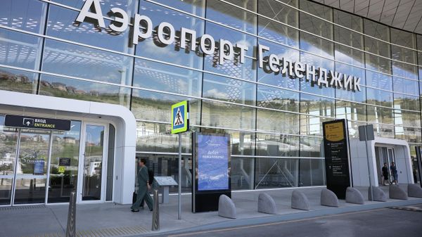 Вход в здание аэропорта Геленджика