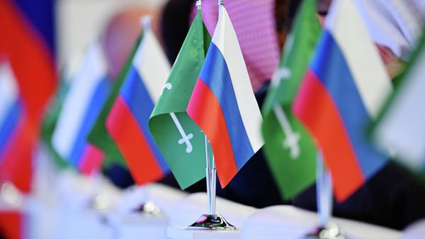 Флажки России и Саудовской Аравии