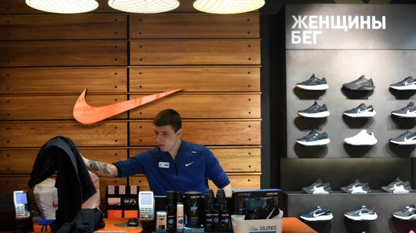 Сотрудник магазина Nike в торговом центре Охотный ряд в Москве