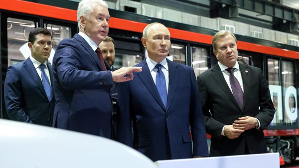 Президент России Владимир Путин во время осмотра выставки автономного транспорта в электродепо Аминьевское Московского метрополитена