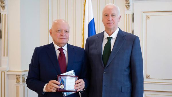 Председатель СК России Александр Бастрыкин наградил генерального директора международной медиагруппы Россия сегодня Дмитрия Киселева памятной медалью 80 лет Победы в Великой Отечественной войне 1941-1945 годов Председатель СК России Александр Бастрыкин наградил генерального директора международной медиагруппы Россия сегодня Дмитрия Киселева памятной медалью 80 лет Победы в Великой Отечественной войне 1941-1945 годов
