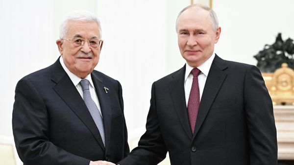 Президент РФ Владимир Путин и президент Палестины Махмуд Аббас во время встречи в Москве