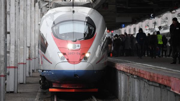 Высокоскоростной поезд Сапсан прибывает на Ленинградский вокзал Москвы 