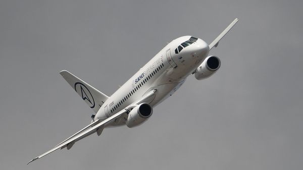 Самолет Sukhoi Superjet 100