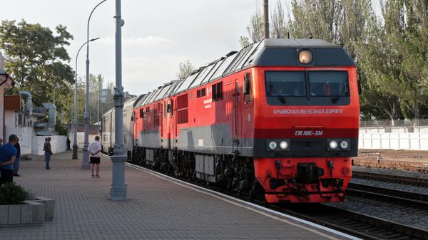 Скорый двухэтажный поезд Таврия из Москвы на железнодорожном вокзале Феодосии