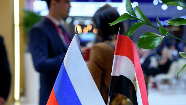 Флаги России и Египта
