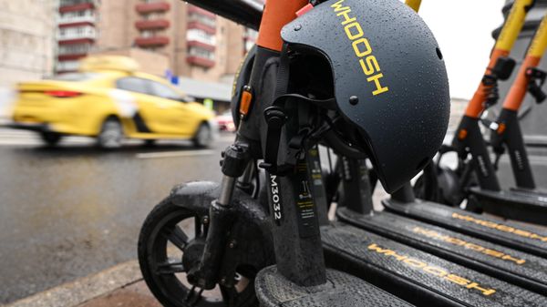 Пункт проката электросамокатов компании Whoosh на одной из улиц Москвы