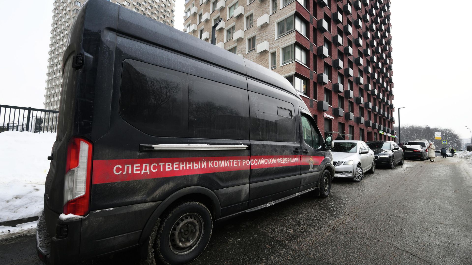 Автомобиль Следственного комитета РФ у дома, где было совершено покушение на убийство генерала Минобороны РФ Владимира Алексеева - ПРАЙМ, 1920, 11.02.2026