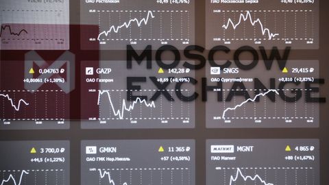 Котировки фондового рынка на экране в здании Московской биржи