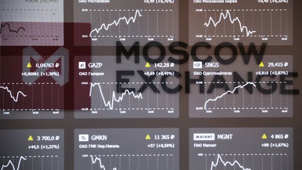 Котировки фондового рынка на экране в здании Московской биржи