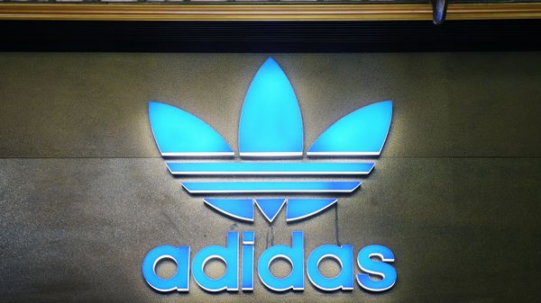Логотип немецкой компании спортивной одежды и обуви Adidas