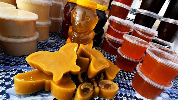 Продажа меда на продовольственной ярмарке