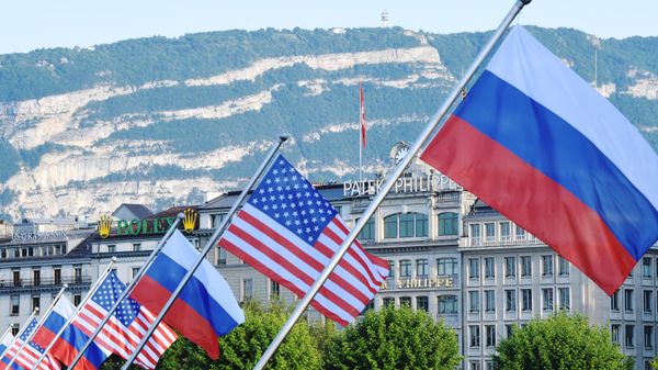 Флаги России и США на мосту Монблан в Женеве, вывешенные в преддверии саммита президента России Владимира Путина и президента США Джо Байдена