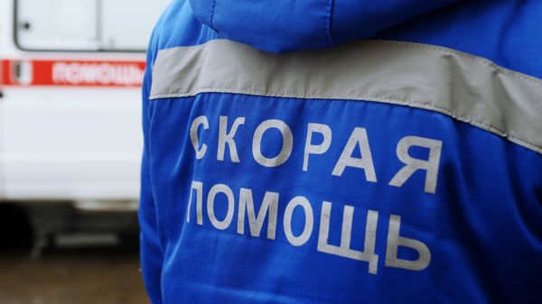 Медик около автомобиля скорой медицинской помощи