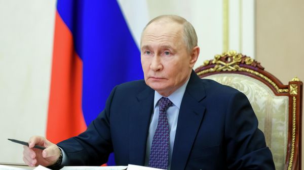 Президент России Владимир Путин проводит совещание с членами правительства РФ
