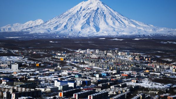 Вид на Петропавловск-Камчатский и вулкан Корякский