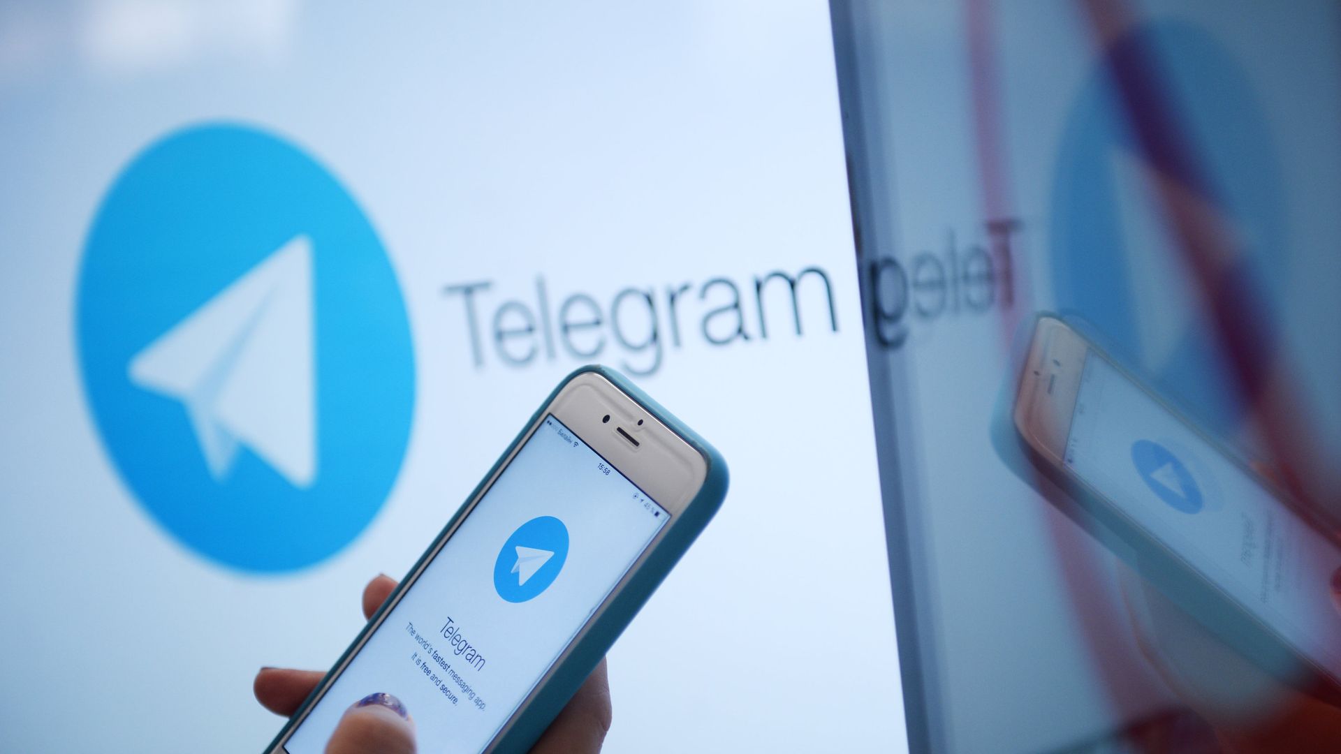 Логотип мессенджера Telegram на экране монитора и телефона - ПРАЙМ, 1920, 24.02.2026