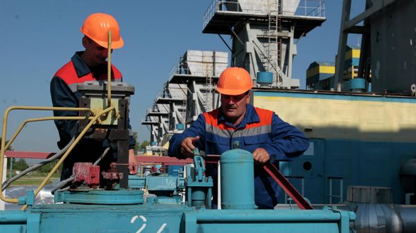 Сотрудники на газопроводной станции 
